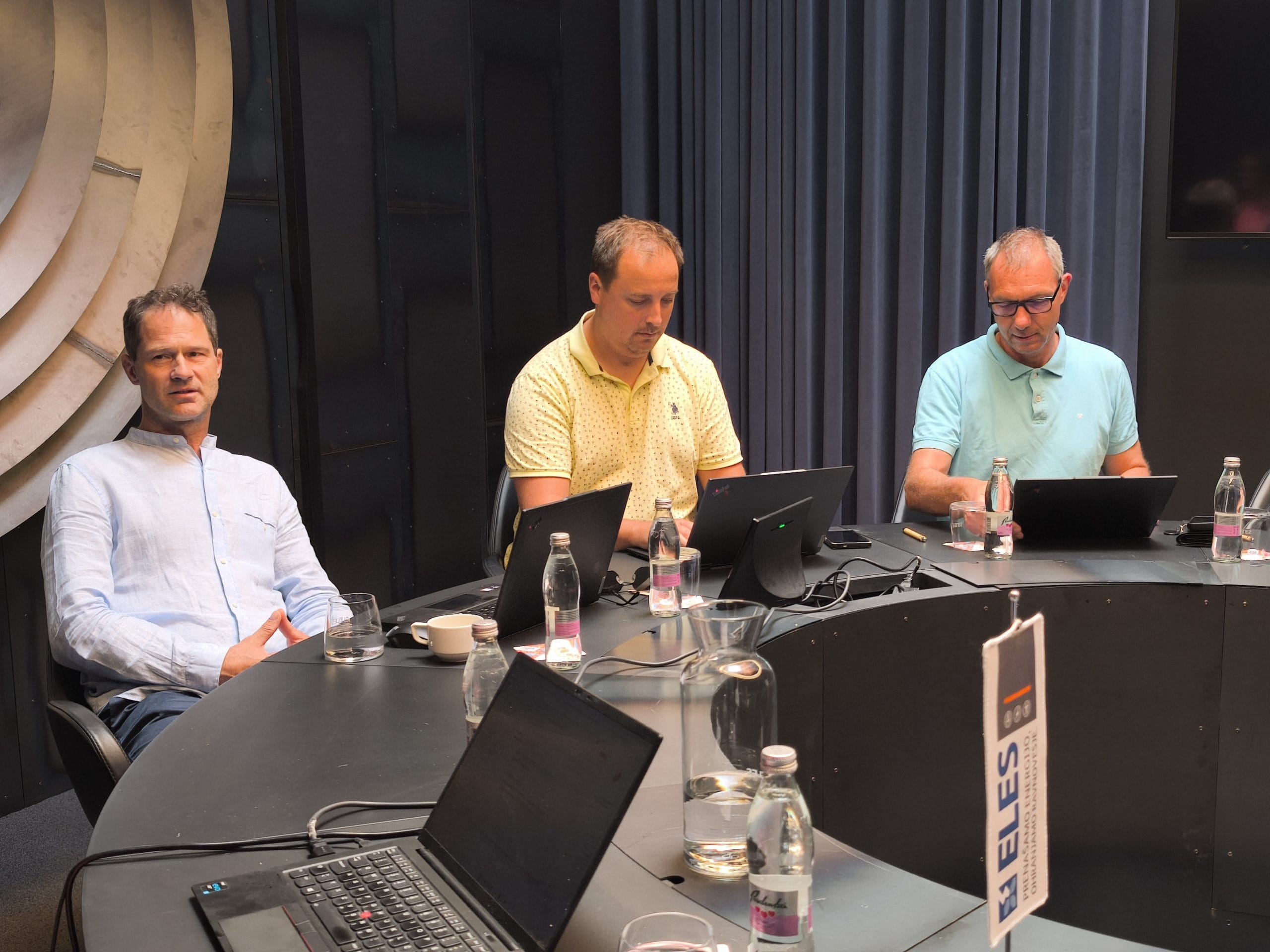 Programski svet IE26_ Trgovca spremljata energetske podatke, napovedi in tržne scenarije na digitalnih zaslonih