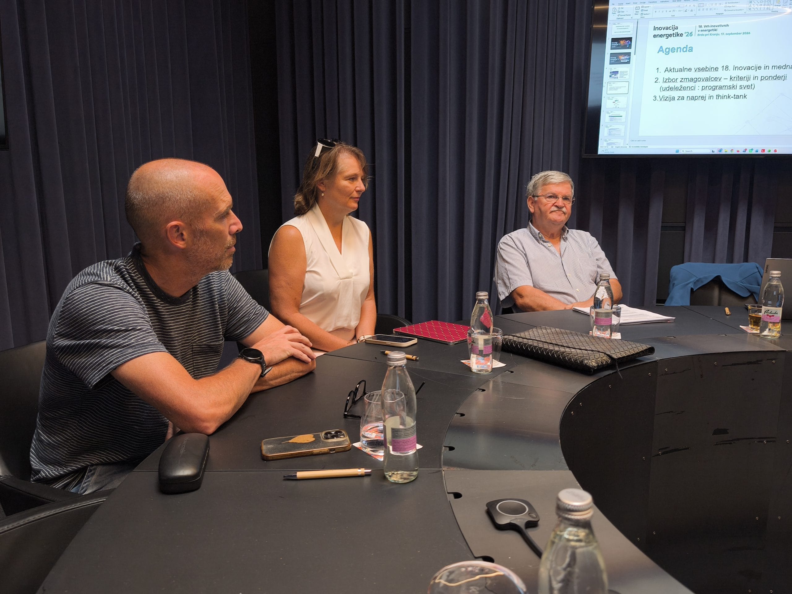 Trgovca spremljata energetske podatke, napovedi in tržne scenarije na digitalnih zaslonih